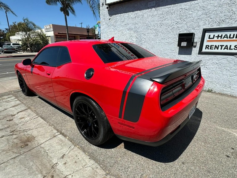 Dodge Challenger Vehicle Full-screen Gallery Image 3