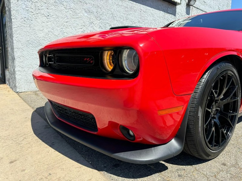 Dodge Challenger Vehicle Full-screen Gallery Image 9