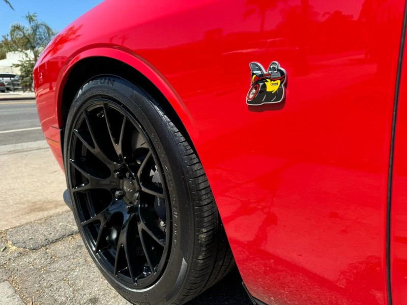 Dodge Challenger Vehicle Full-screen Gallery Image 10
