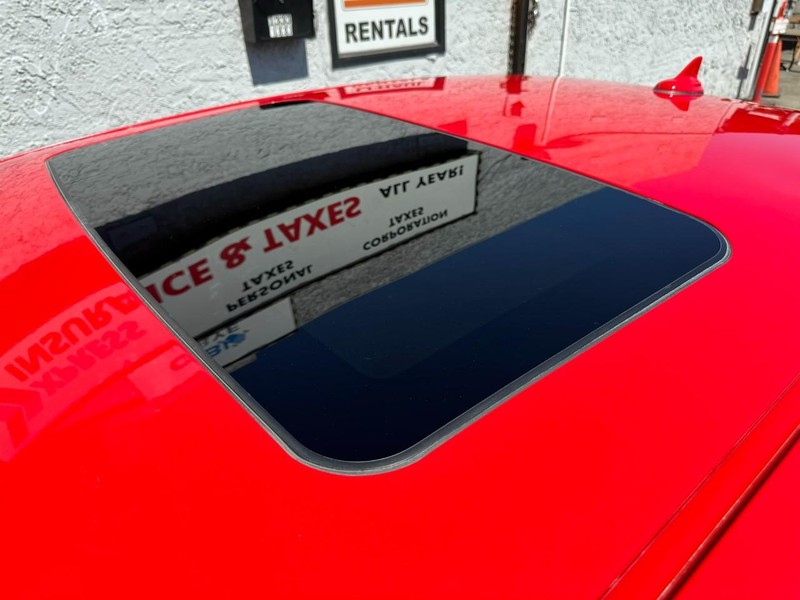 Dodge Challenger Vehicle Full-screen Gallery Image 11
