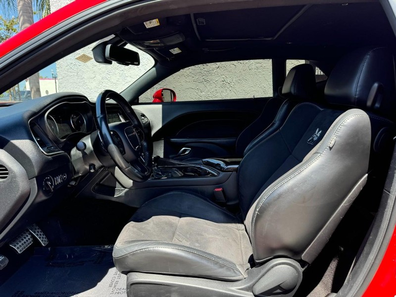 Dodge Challenger Vehicle Full-screen Gallery Image 12
