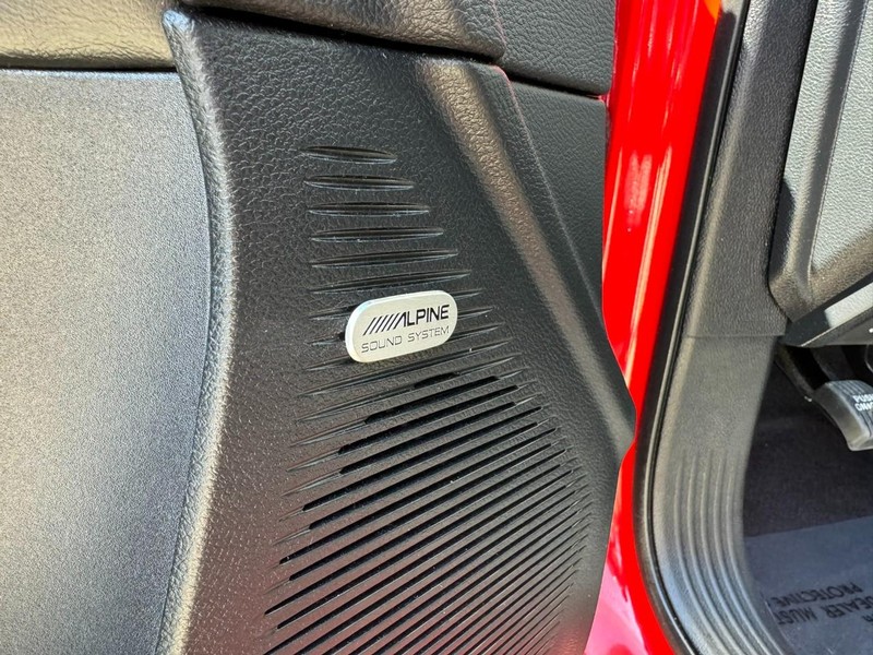 Dodge Challenger Vehicle Full-screen Gallery Image 16
