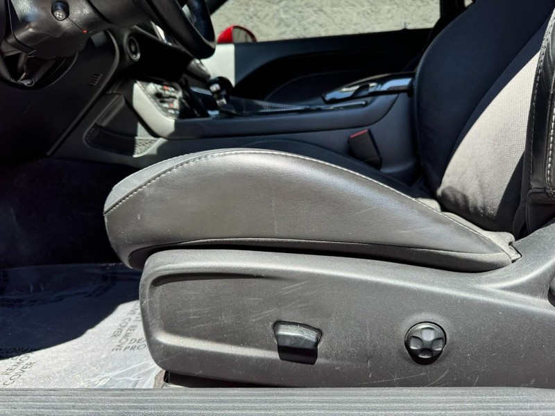 Dodge Challenger Vehicle Full-screen Gallery Image 17