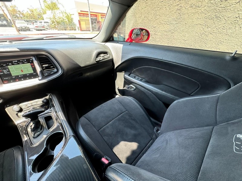 Dodge Challenger Vehicle Full-screen Gallery Image 22