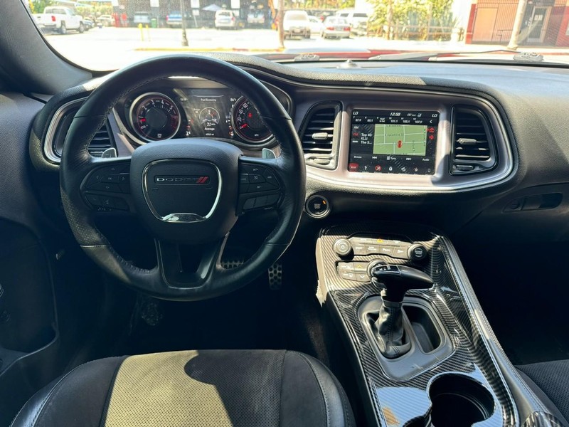Dodge Challenger Vehicle Full-screen Gallery Image 23
