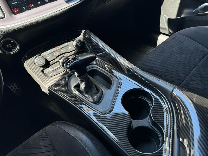 Dodge Challenger Vehicle Full-screen Gallery Image 25