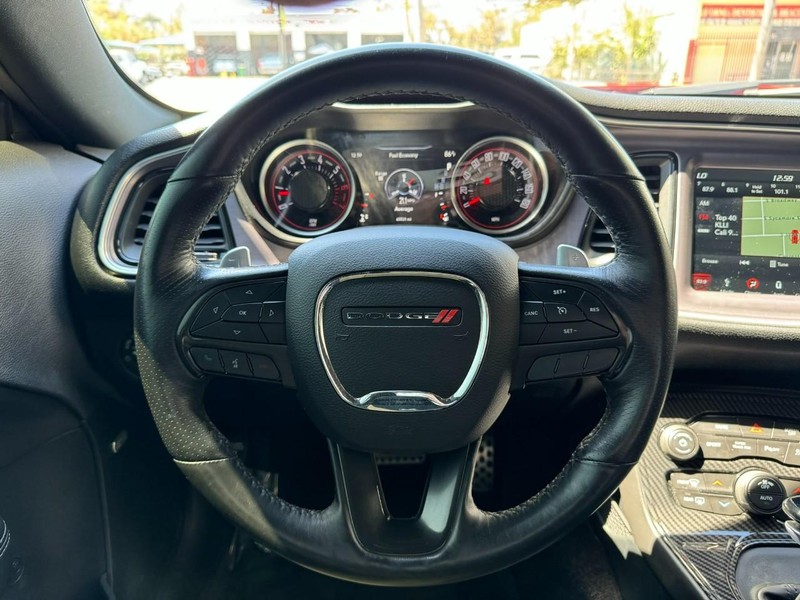 Dodge Challenger Vehicle Full-screen Gallery Image 26