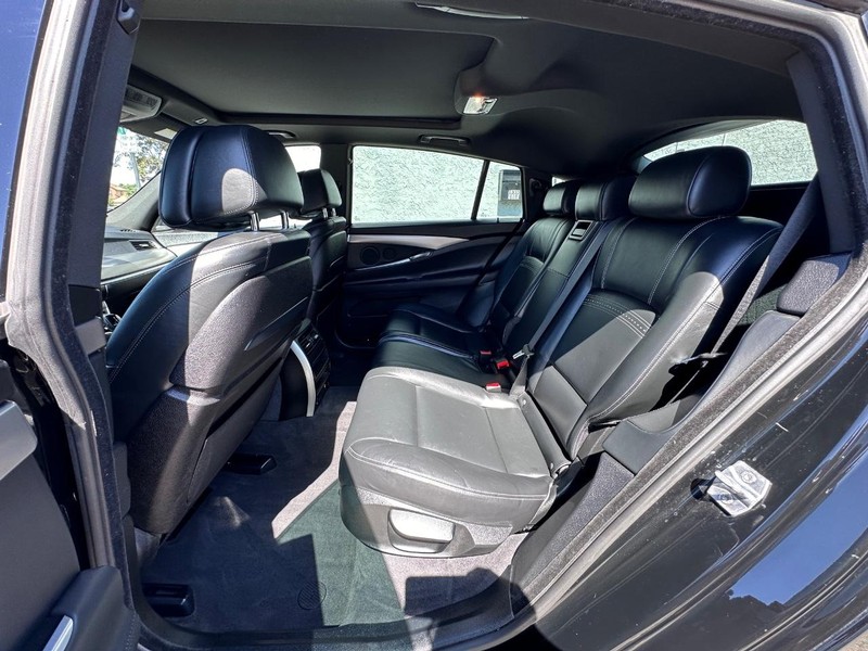 BMW 5 Series Gran Turismo Vehicle Full-screen Gallery Image 15