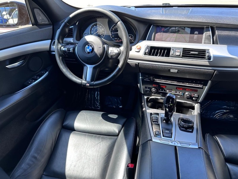 BMW 5 Series Gran Turismo Vehicle Full-screen Gallery Image 18