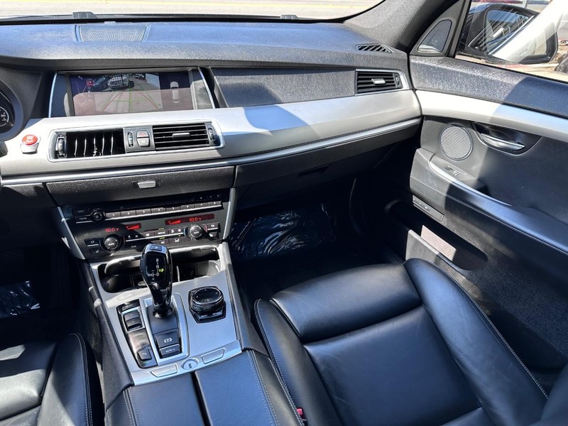 BMW 5 Series Gran Turismo Vehicle Full-screen Gallery Image 19