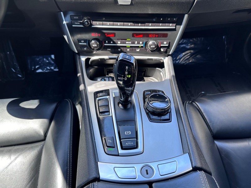 BMW 5 Series Gran Turismo Vehicle Full-screen Gallery Image 23