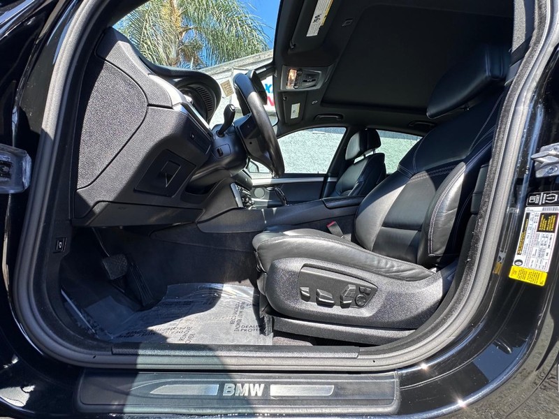 BMW 5 Series Gran Turismo Vehicle Full-screen Gallery Image 26
