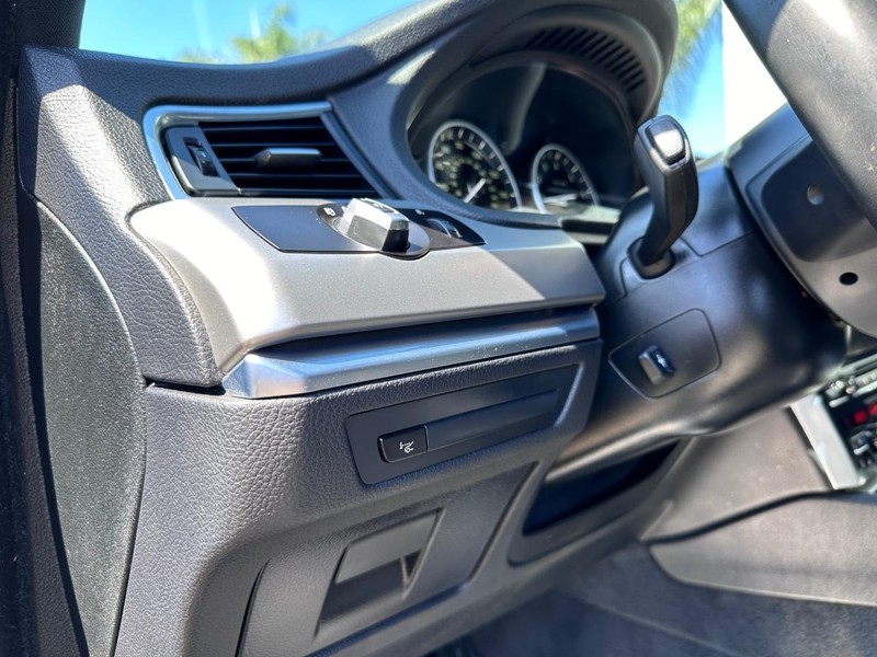 BMW 5 Series Gran Turismo Vehicle Full-screen Gallery Image 27