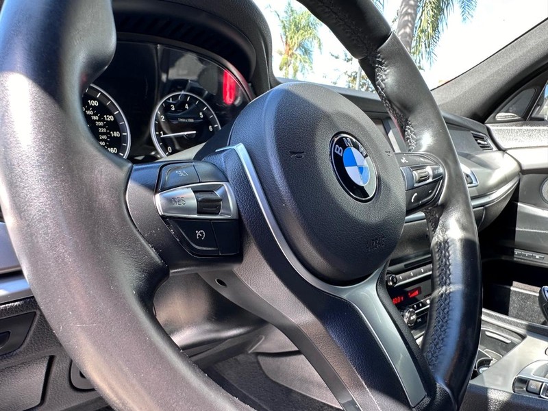 BMW 5 Series Gran Turismo Vehicle Full-screen Gallery Image 28