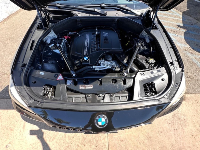 BMW 5 Series Gran Turismo Vehicle Full-screen Gallery Image 31
