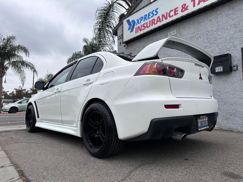 Mitsubishi Lancer Vehicle Full-screen Gallery Image 3