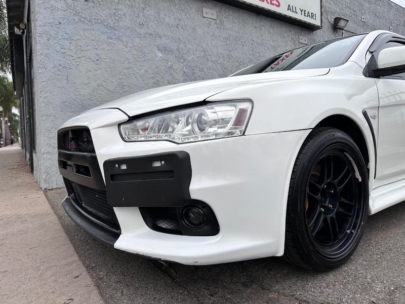 Mitsubishi Lancer Vehicle Full-screen Gallery Image 8