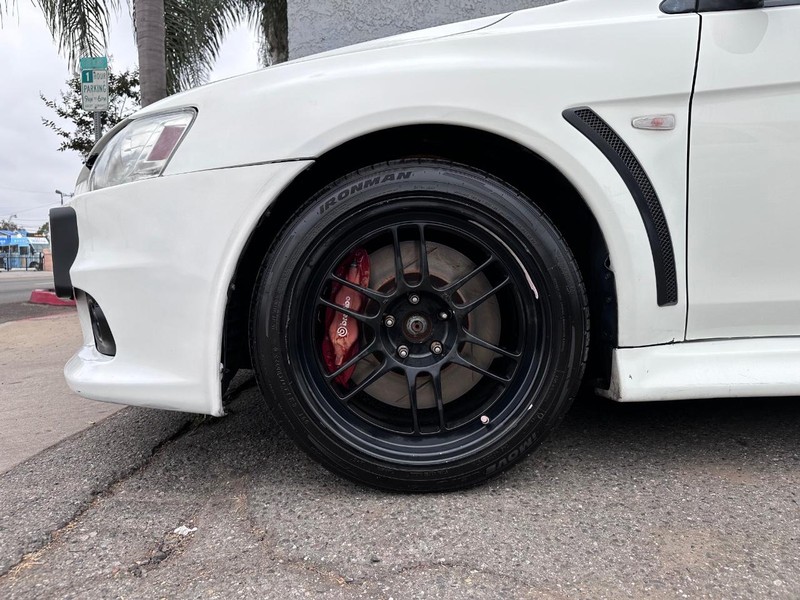 Mitsubishi Lancer Vehicle Full-screen Gallery Image 13