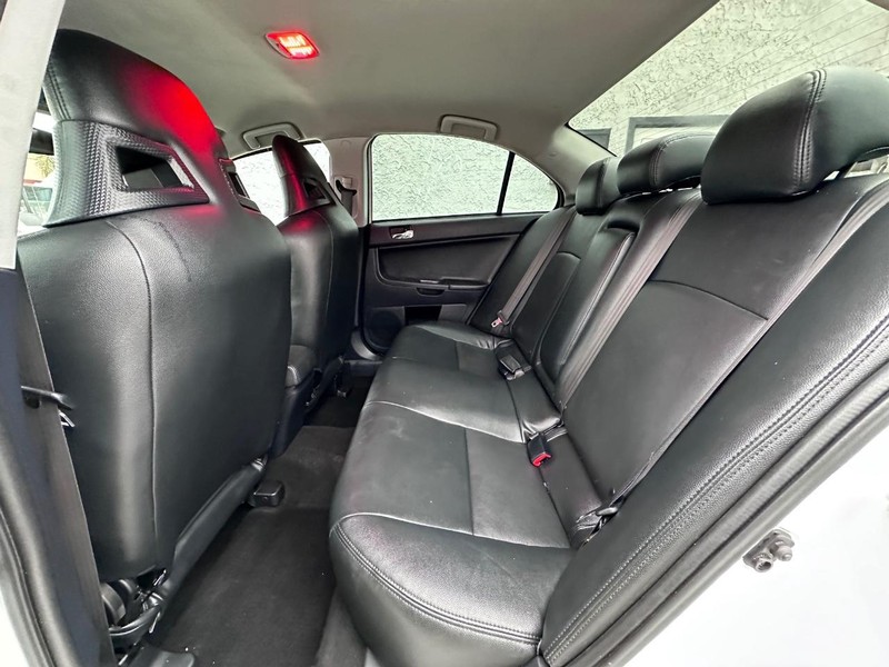 Mitsubishi Lancer Vehicle Full-screen Gallery Image 15