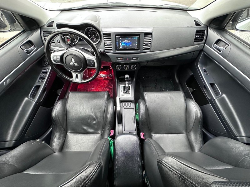 Mitsubishi Lancer Vehicle Full-screen Gallery Image 16