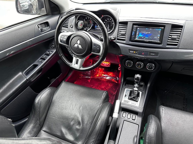 Mitsubishi Lancer Vehicle Full-screen Gallery Image 17