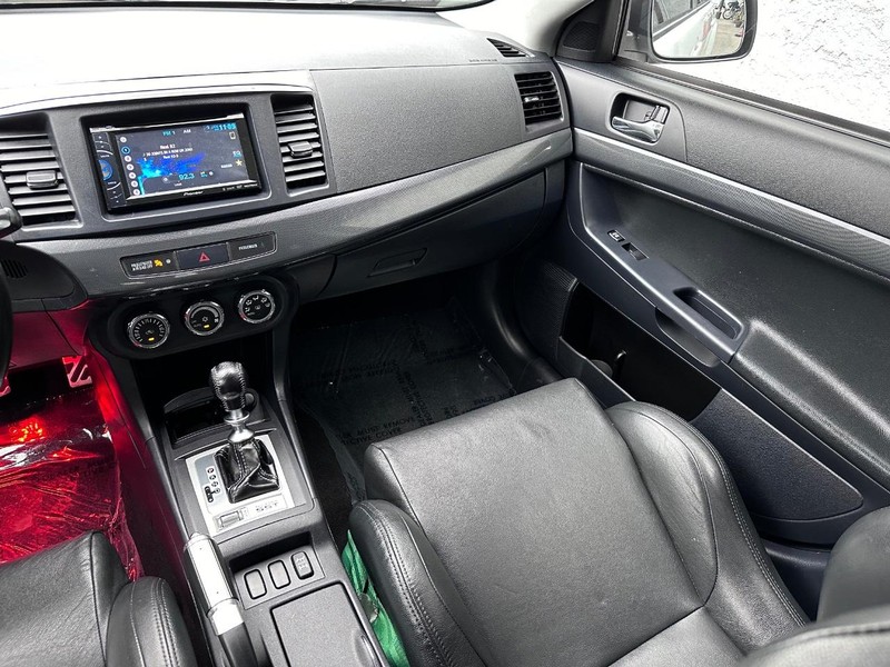 Mitsubishi Lancer Vehicle Full-screen Gallery Image 18