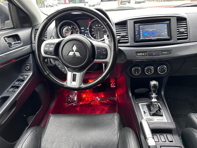 Mitsubishi Lancer Vehicle Full-screen Gallery Image 19