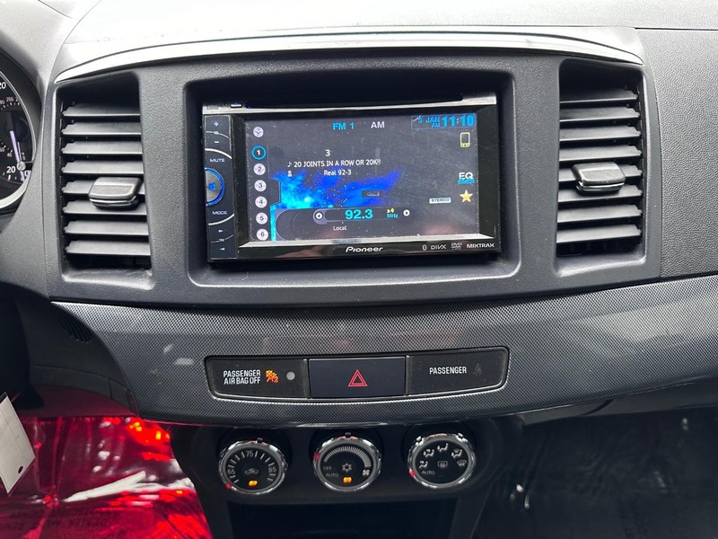 Mitsubishi Lancer Vehicle Full-screen Gallery Image 21