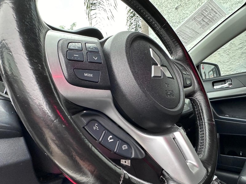 Mitsubishi Lancer Vehicle Full-screen Gallery Image 27