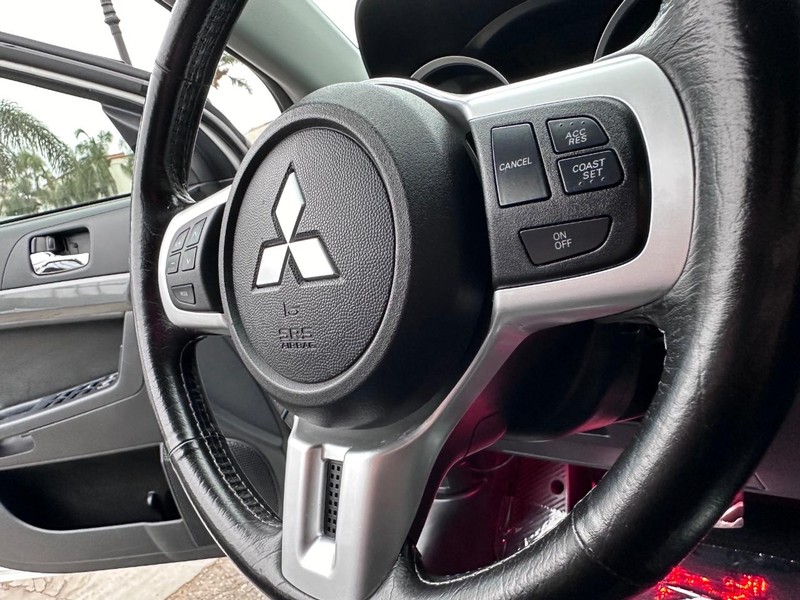 Mitsubishi Lancer Vehicle Full-screen Gallery Image 28