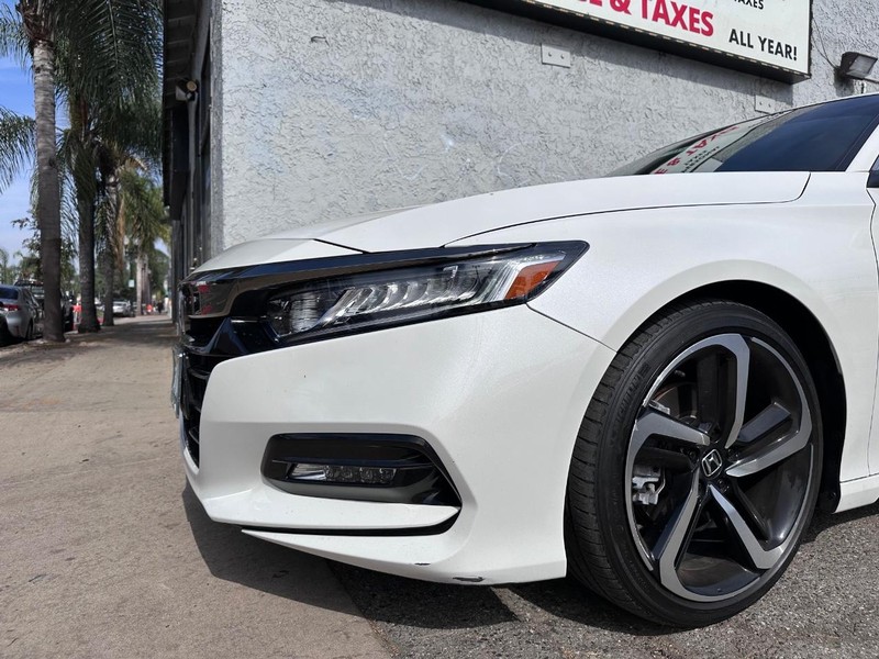 Honda Accord Sedan Vehicle Full-screen Gallery Image 8