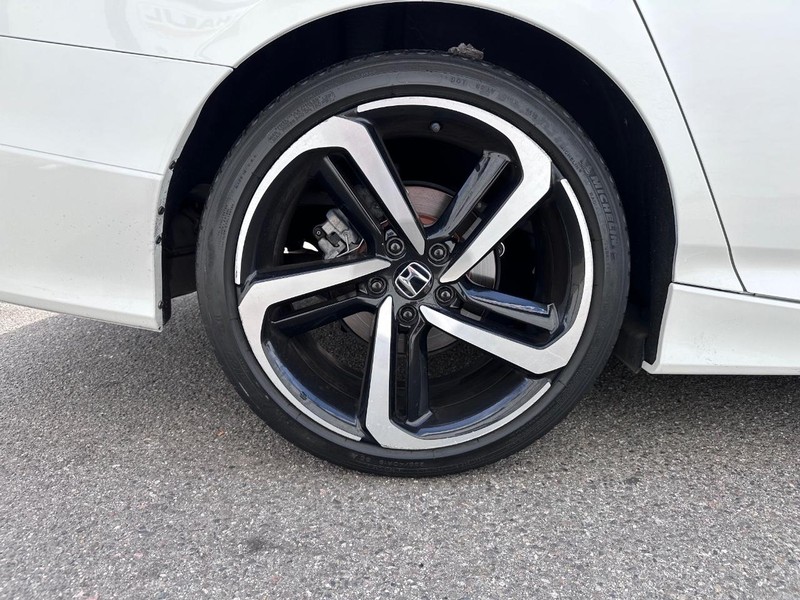 Honda Accord Sedan Vehicle Full-screen Gallery Image 14