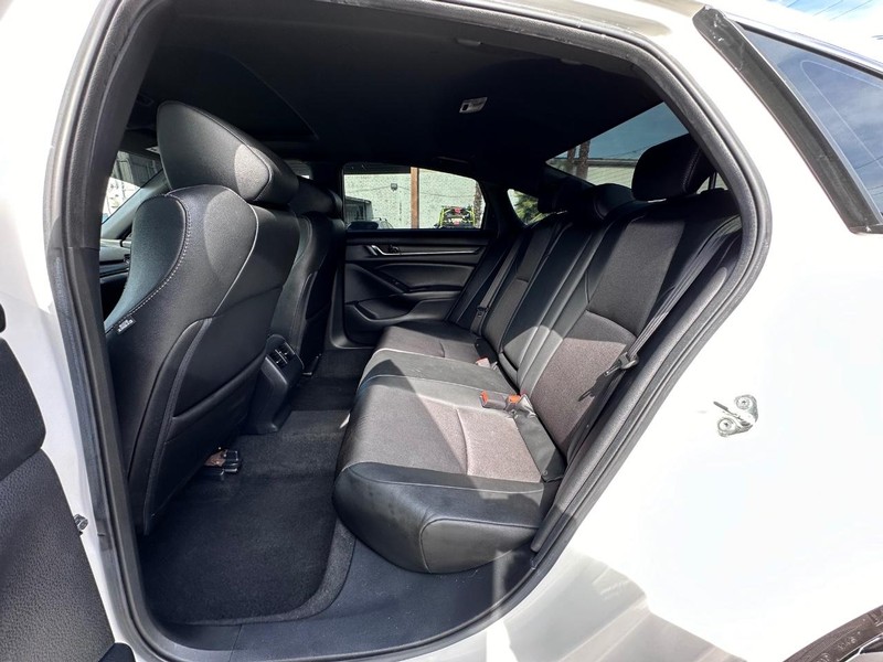 Honda Accord Sedan Vehicle Full-screen Gallery Image 16