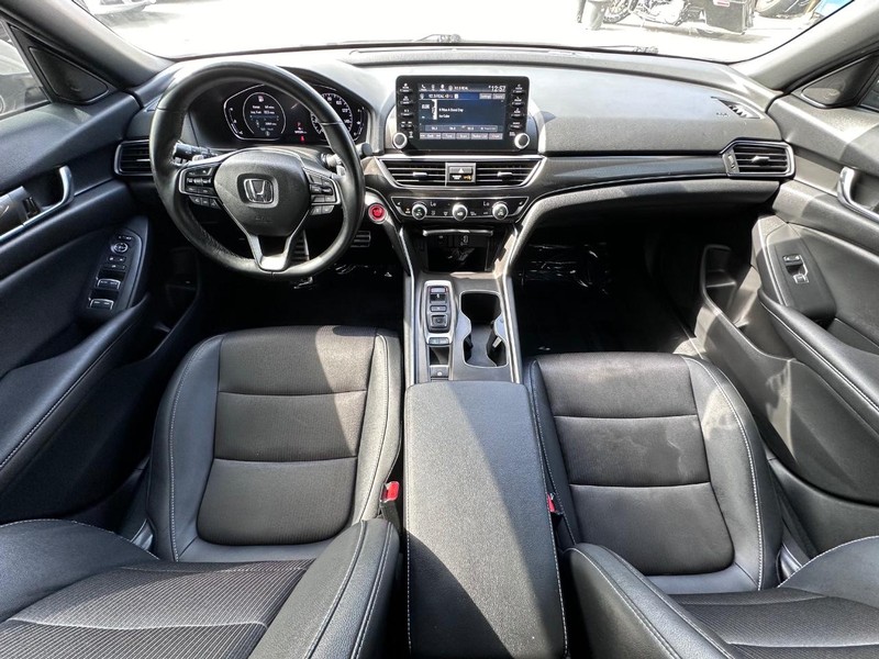 Honda Accord Sedan Vehicle Full-screen Gallery Image 18