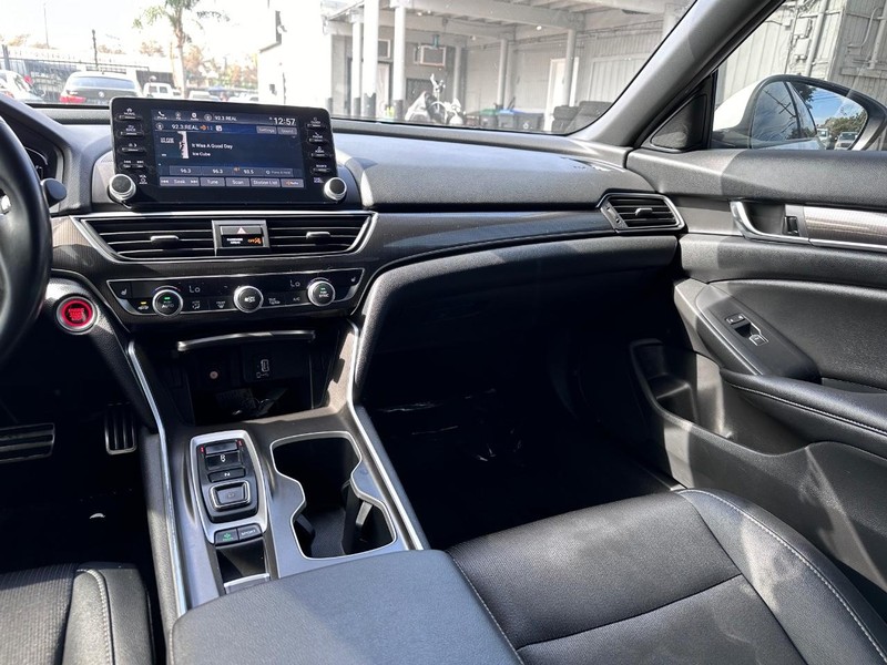 Honda Accord Sedan Vehicle Full-screen Gallery Image 20