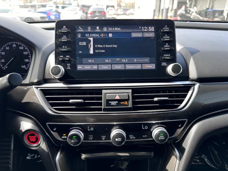 Honda Accord Sedan Vehicle Full-screen Gallery Image 23
