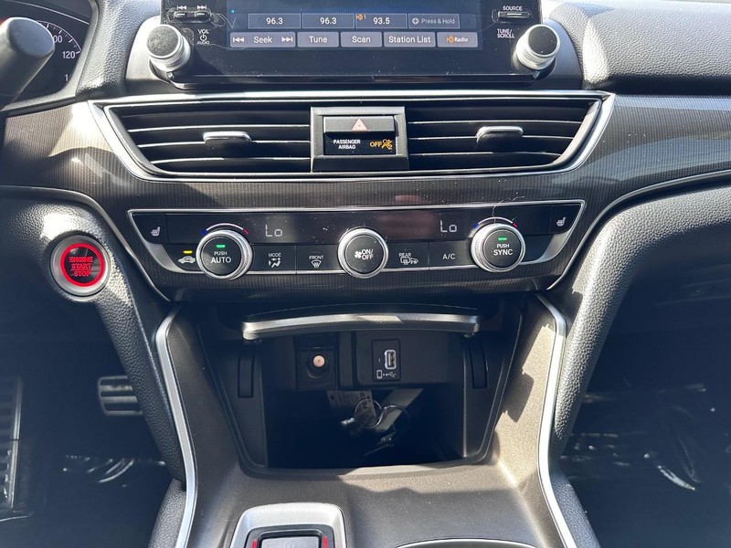 Honda Accord Sedan Vehicle Full-screen Gallery Image 24