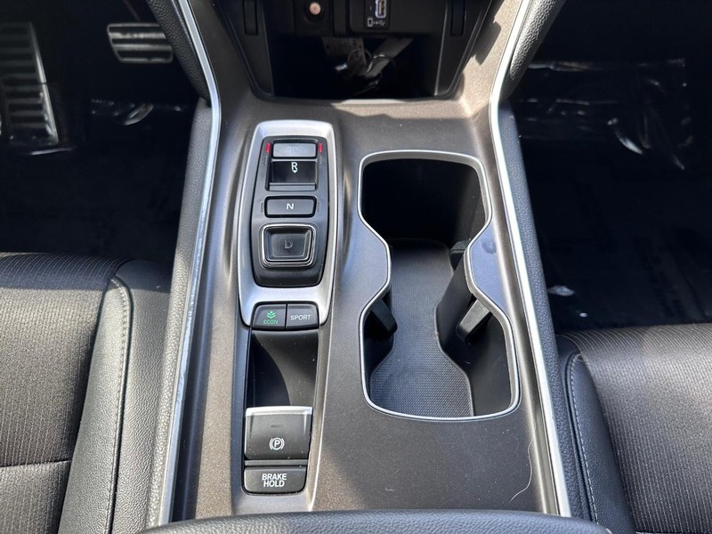 Honda Accord Sedan Vehicle Full-screen Gallery Image 25