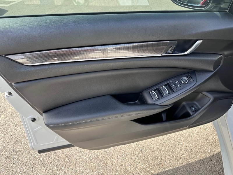 Honda Accord Sedan Vehicle Full-screen Gallery Image 26