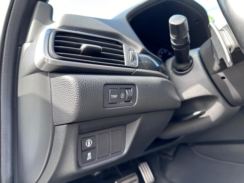 Honda Accord Sedan Vehicle Full-screen Gallery Image 28