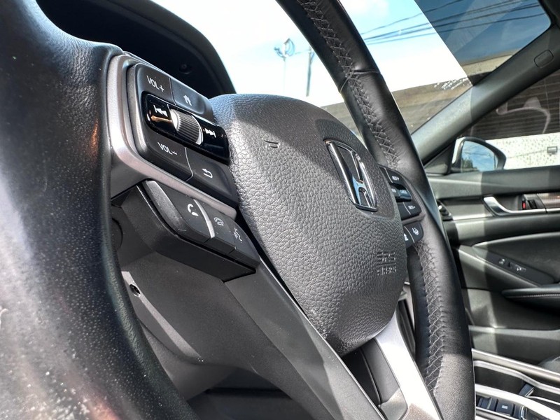 Honda Accord Sedan Vehicle Full-screen Gallery Image 29