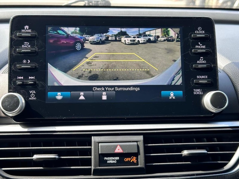Honda Accord Sedan Vehicle Full-screen Gallery Image 32