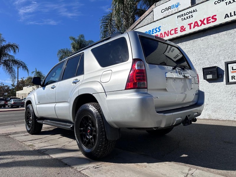 Toyota 4Runner Vehicle Full-screen Gallery Image 3