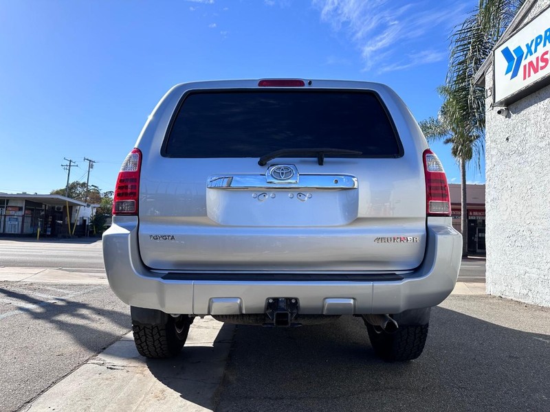 Toyota 4Runner Vehicle Full-screen Gallery Image 4