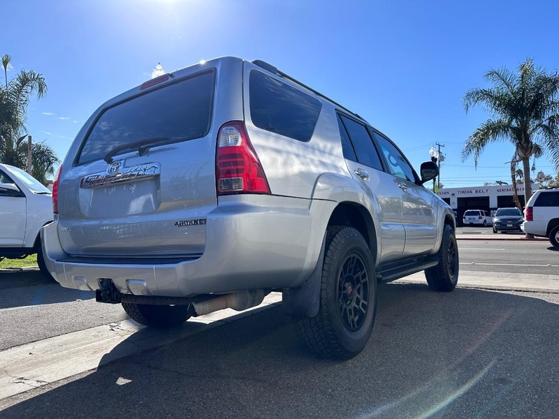 Toyota 4Runner Vehicle Full-screen Gallery Image 5