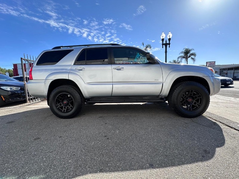 Toyota 4Runner Vehicle Full-screen Gallery Image 6