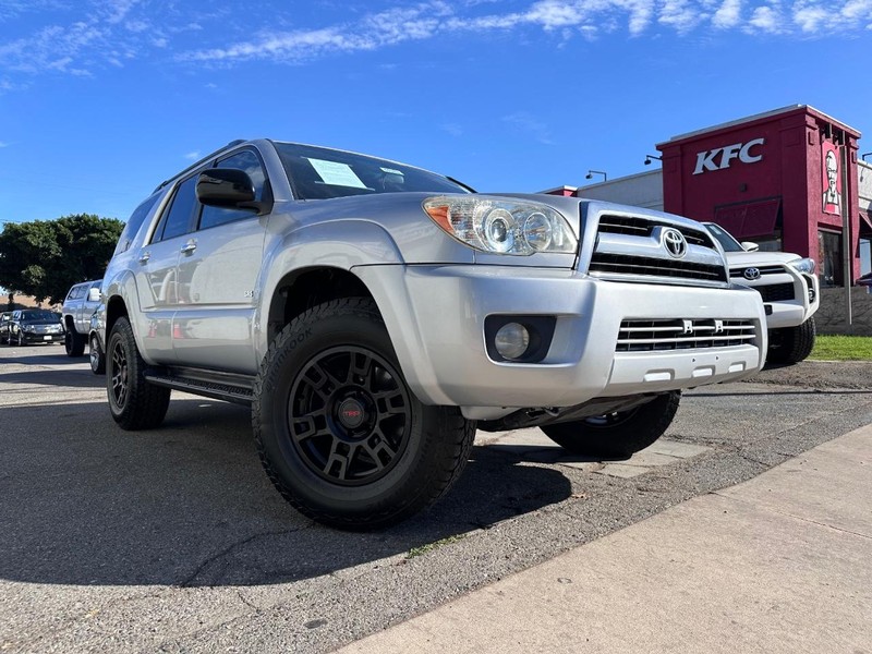Toyota 4Runner Vehicle Full-screen Gallery Image 7