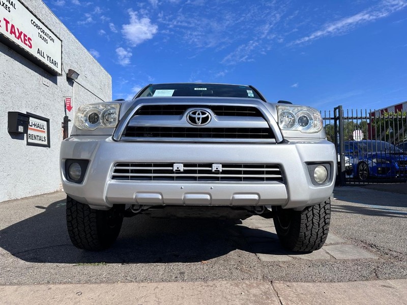 Toyota 4Runner Vehicle Full-screen Gallery Image 8