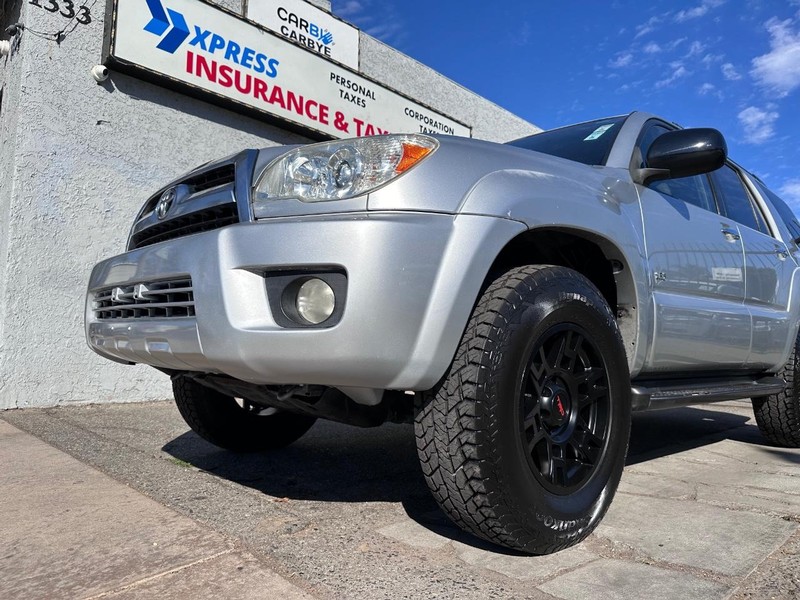 Toyota 4Runner Vehicle Full-screen Gallery Image 9