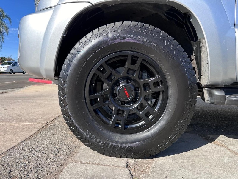 Toyota 4Runner Vehicle Full-screen Gallery Image 12